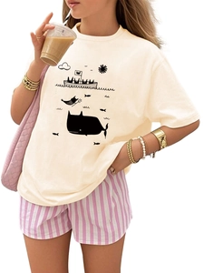 Détail d'un t-shirt crème avec imprimé baleine et ensemble short à rayures roses