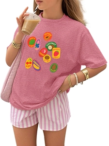Détail du t-shirt pour enfants avec motifs de fruits tropicaux et lettrage anglais clair