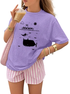 Détail du t-shirt en coton d'été avec imprimé baleine et short rayé rose pour enfant