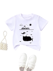 Détail d'un t-shirt enfant blanc en coton avec motif de baleine et bateau de mer