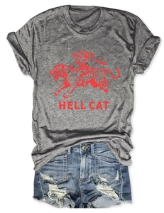 Vue à plat d'un T-shirt gris Hell Cat et d'un short en jean bleu délavé