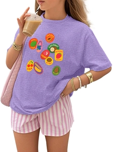 Détail de l'imprimé fruits coloré sur t-shirt violet pour enfants avec citron et bleuet