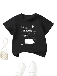 Détail d'un t-shirt noir pour enfant avec imprimé de baleine et bateau de style nautique