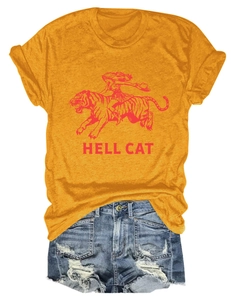 Tenue à plat avec t-shirt graphique Hell Cat jaune moutarde et short en jean vieilli