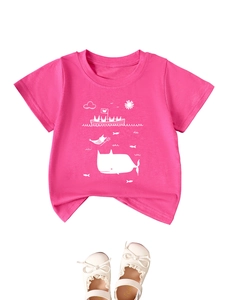 Détail du t-shirt rose en coton pour enfants avec motifs de baleine et de voilier