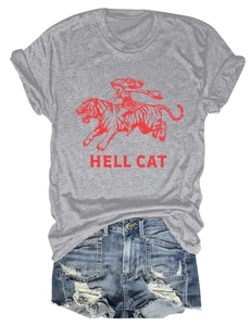 Gros plan sur l'imprimé Hell Cat vintage du t-shirt gris avec short en jean déchiré