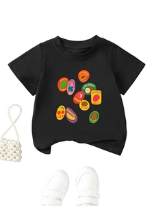 Détail d'un t-shirt noir pour enfant en coton avec imprimés d'étiquettes de fruits