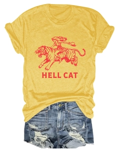 Détail du t-shirt jaune Hell Cat assorti à un short en jean délavé et déchiré