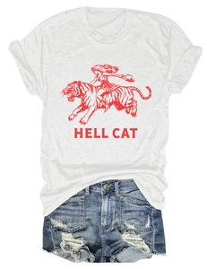 Détail du t-shirt blanc en coton avec graphique Hell Cat rouge et short en jean