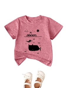 Gros plan du t-shirt rose pour enfants avec imprimé baleine et bateau dessinés