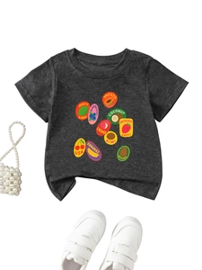 Détail d'un t-shirt enfant gris foncé avec imprimé fruits colorés et texture coton doux