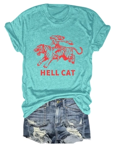 Détail du t-shirt vert menthe Hell Cat avec imprimé rétro et short en jean effiloché