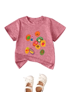Détail d'un t-shirt pour fille avec imprimés de fruits et chaussures de type Mary Jane
