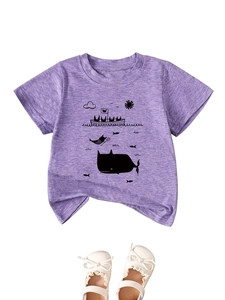 Détail du t-shirt chiné violet avec imprimé baleine et chaussures Mary Jane