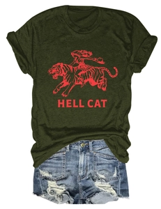Détail du t-shirt Hell Cat vert foncé avec imprimé rouge et short en jean déchiré