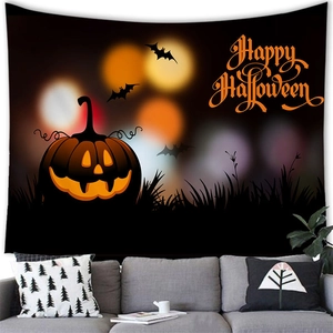 Détail de la tapisserie Happy Halloween avec citrouille sur mur au-dessus du canapé