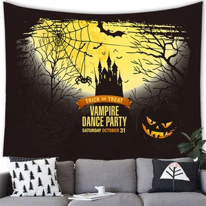 Détail de tapisserie Halloween montrant château hanté et citrouilles dans un salon chic