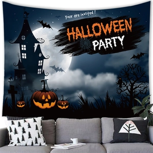 Détail d'une tapisserie d'Halloween avec silhouette de château suspendue au-dessus d'un canapé