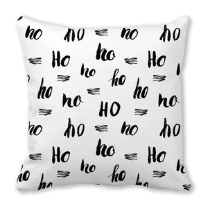 Détail de la housse de coussin de Noël blanche avec imprimé manuscrit ho ho ho noir