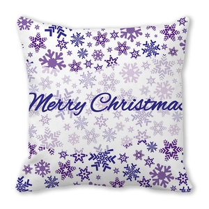 Gros plan des flocons de neige violets et du texte Merry Christmas sur la housse de coussin