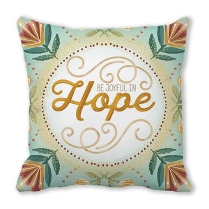 Dettaglio cuscino verde menta con motivi floreali dorati e scritta Be Joyful in Hope