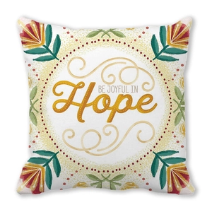 Dettaglio della federa natalizia con stampa BE JOYFUL IN Hope e motivi floreali colorati