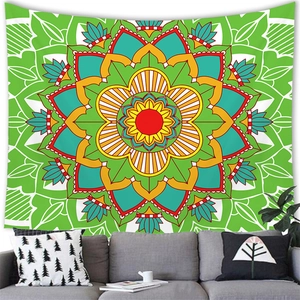 Détail d'une tenture murale mandala bohème au-dessus d'un canapé dans un décor moderne