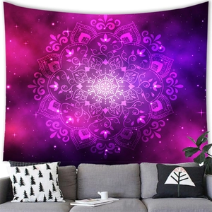 Détail de la tapisserie mandala avec ciel étoilé violet et motifs floraux blancs