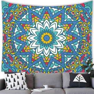 Détail d'une tapisserie mandala colorée suspendue au-dessus d'un canapé de salon moderne