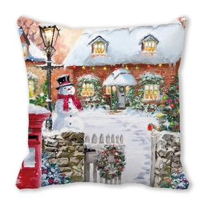 Detailaufnahme von Kissenbezug aus Pfirsichhaut mit weihnachtlichem Schneemann-Motiv