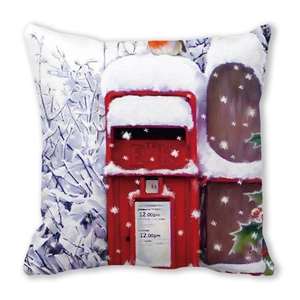 Detailaufnahme des Merry Christmas Kissens mit rotem Briefkasten und winterlicher Schneeszene