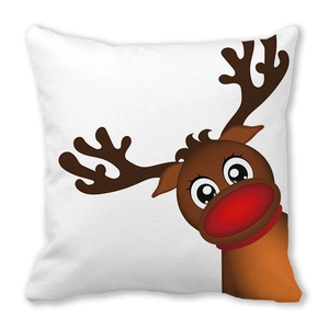 Détail d'un renne de Noël brodé sur une housse de coussin carrée blanche