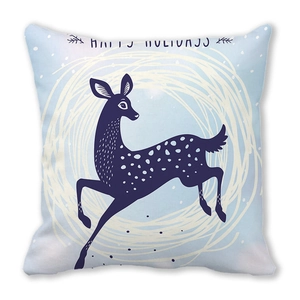 Détail de la housse de coussin bleue nordique avec cerf bondissant et message festif