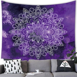 Tapisserie mandala bohème violette effet aquarelle suspendue au-dessus d'un canapé gris