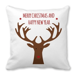 Détail d'un coussin de Noël en peau de pêche avec motif de renne et texte festif rouge