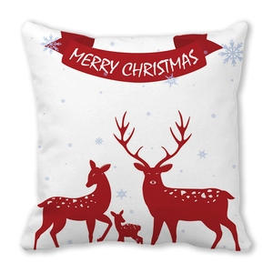 Détail de la taie d'oreiller de Noël avec rennes rouges sur tissu peau de pêche blanc