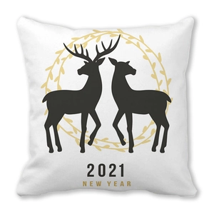 Détail du coussin de Noël avec silhouettes de rennes noires et couronne dorée de Nouvel An