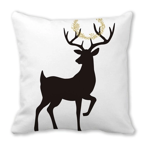 Détail du coussin de Noël blanc en peau de pêche avec renne et couronne dorée
