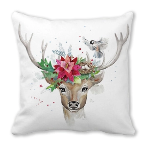 Gros plan sur coussin en peau de pêche avec cerf aquarelle et motif de fleurs de Noël