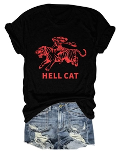 Détail du t-shirt vintage Hell Cat assorti à un short en jean délavé et déchiré
