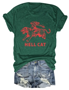 T-shirt Hell Cat vert foncé avec graphique rouge et short en jean en vue à plat