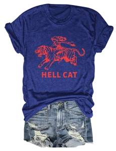 T-shirt Hell Cat bleu foncé avec short en jean délavé bleu clair à franges