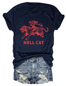 Détail d'un t-shirt bleu marine Hell Cat avec un short en jean délavé et déchiré