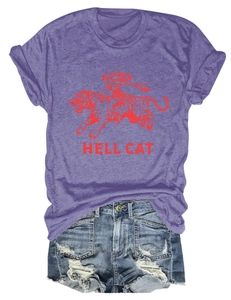 Détail de l'imprimé Hell Cat sur un t-shirt violet chiné avec col rond classique