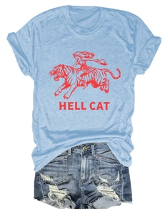 Détail du t-shirt Hell Cat avec short en jean délavé pour un look estival élégant