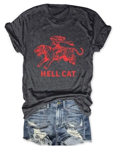 Détail à plat du t-shirt gris graphique Hell Cat avec un short en jean vieilli