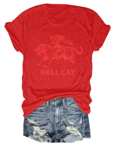 T-shirt rouge Hell Cat à plat avec un short en jean bleu délavé et déchiré