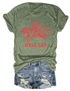 T-shirt Hell Cat vert olive et short en jean vieilli avec imprimé rouge de face