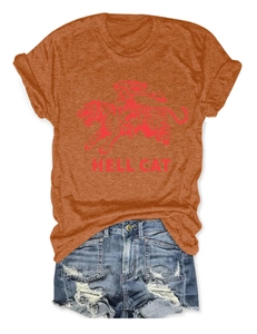 T-shirt marron avec motif Hell Cat et short en jean bleu délavé posés à plat