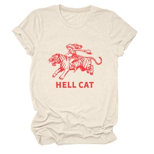 Détail de l'imprimé graphique Hell Cat rouge sur un t-shirt beige à manches courtes